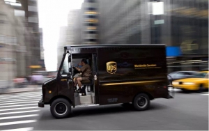Un hombre reenvió a su domicilio todo el correo de UPS y se apoderó de tarjetas de crédito y cheques