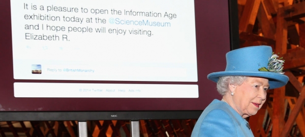 Isabel II y su primer &#039;tuit&#039; proyectado a sus espaldas