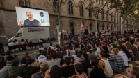 Julian Assange ofrece una videoconferencia cerca de la Universidad de Barcelona, España, el 26 de septiembre de 2017