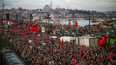 Miles de personas marchan en una protesta propalestina en Estambul en el primer día de 2024