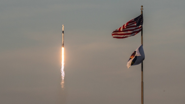 Un cohete SpaceX Falcon 9 despega desde el Centro Espacial Kennedy.