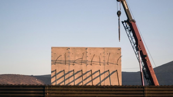 Uno de los prototipos del muro para separar Estados Unidos de México