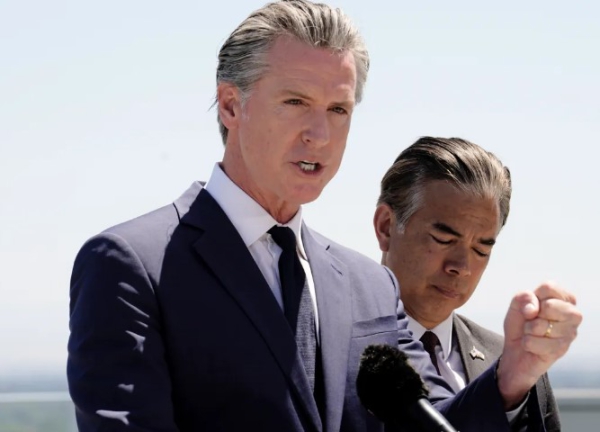 El gobernador de California, Gavin Newsom, no se oculta del presidente Trump.