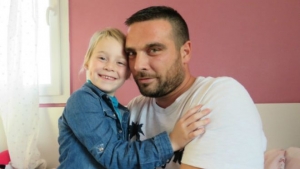 Este padre de familia podrá cuidar de su hija enferma gracias a la solidaridad de sus compañeros de trabajo.