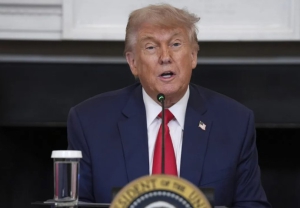 El presidente Trump mantuvo sus críticas contra el gobernador de California.