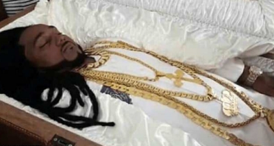 Sheron Sukhedo envuelto en joyas en su tumba de oro.
