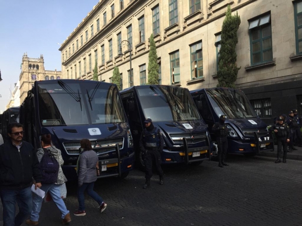 A las inmediaciones de la SCJN arribaron al menos una decena de camiones de la SSPCDMX, con uniformados y tres tanquetas tipo rinoceronte para replegar a los manifestantes. Foto José Antonio López