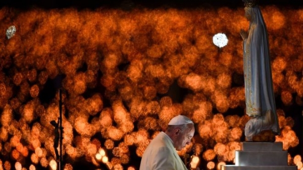 Este sábado el papa Francisco viajó al santuario de Fátima para conmemorar el centenario de la famosa aparición y canonizar a dos de los niños visionarios del supuesto milagro.