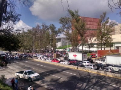 Miembros del Movimiento Magisterial Jalisciense bloquean Periférico, a la altura de la Ciudad Judicial