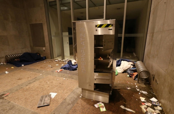 Un &#039;sin techo&#039; duerme en la entrada de un edificio abandonado en el centro financiero de Fráncfort.