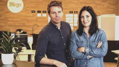 Jimmy Nilson y su subordinada Erika Hellstrom. En su empresa llevan experimentado jornadas de seis horas desde septiembre.