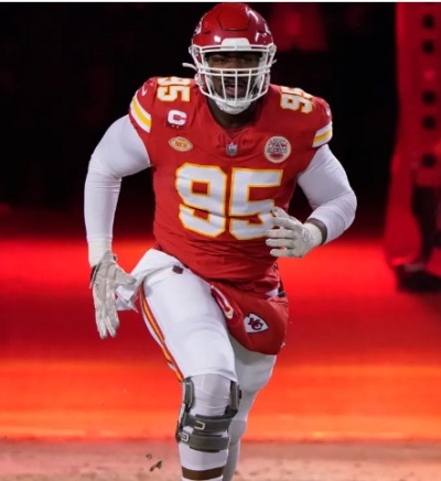 Jones será el tackle mejor pagado de la NFL. 