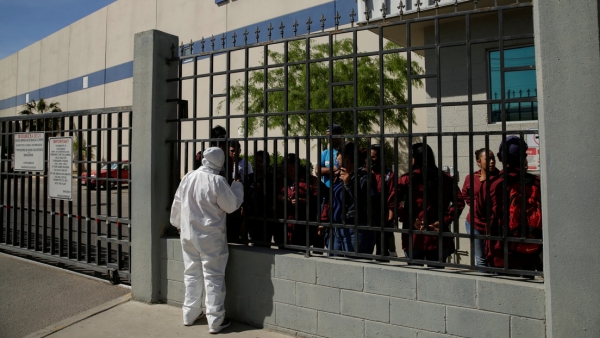 Una abogada asesora a empleados de una fábrica durante una protesta para detener la actividad laboral por la pandemia covid-19, en Ciudad Juárez (México), el 20 de abril de 2020.