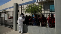 Una abogada asesora a empleados de una fábrica durante una protesta para detener la actividad laboral por la pandemia covid-19, en Ciudad Juárez (México), el 20 de abril de 2020.
