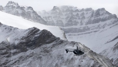 Un helicóptero de rescate vuela sobre los restos del avión.