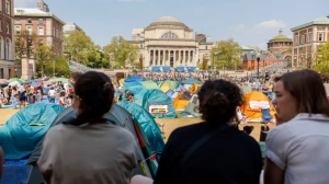 Manifestantes propalestinos rompen las ventanas y se atrincheran en la Universidad de Columbia
