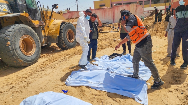 &quot;Creemos que los enterraron vivos&quot;: afloran escalofriantes detalles sobre fosas comunes en Gaza