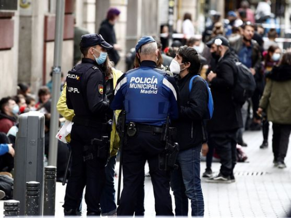 Dos policías frente a un edificio okupado de Madrid.