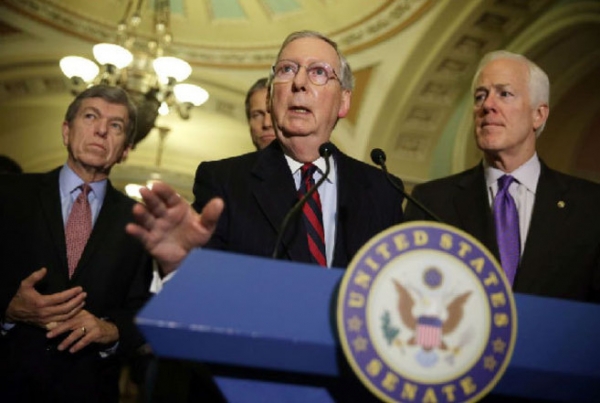 Mitch McConnell y otros senadores republicanos comparecen tras hacerse público el informe. AFP