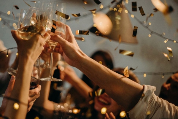 Boda de actor mexicano deja brote de al menos 100 contagios de COVID-19
