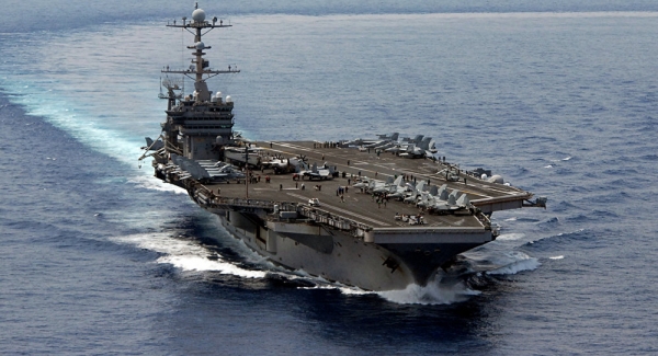 Un dron iraní graba un portaviones de EEUU en el golfo Pérsico (vídeo)