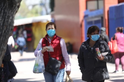 Dos mujeres caminan en las calles de Ciudad de México, el 22 de marzo de 2020.