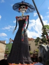 Una gran estructura de alambrón, decorada por grandes flores y un sombrero de cinco metros de diámetro llama la atención