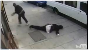 Hombre golpea a adolescente musulmana en Londres