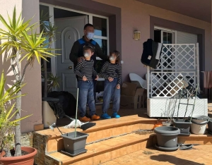 Dos de los niños caminan por el porche junto a un policía