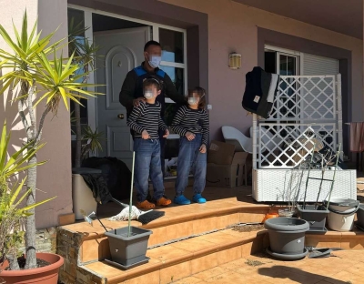 Dos de los niños caminan por el porche junto a un policía