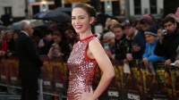 Emily Blunt se disculpa por bromear con que se arrepentía de hacerse estadounidense