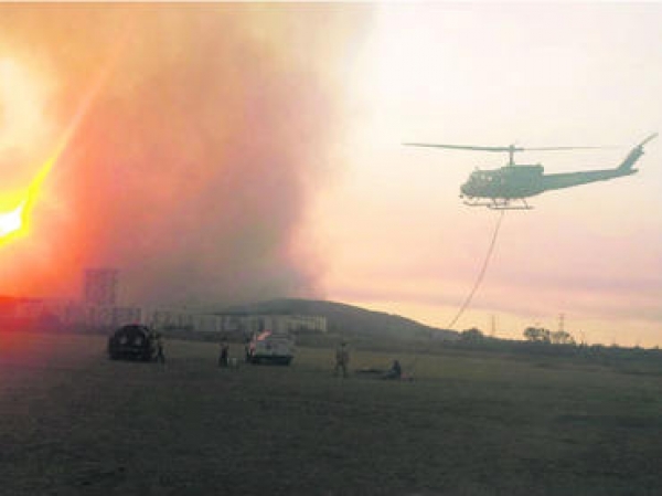 Distintas corporaciones combaten desde ayer el incendio en el bosque de la Primavera, entre Pinar de la Venta y el cerro del Dieciocho.