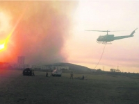 Distintas corporaciones combaten desde ayer el incendio en el bosque de la Primavera, entre Pinar de la Venta y el cerro del Dieciocho.