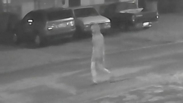 Una escena del video en el que se ve a un sujeto caminar en el tiempo y lugar cercanos a uno de los tres asesinatos recientes en Tampa, que se temen hayan sido cometidos por un asesino serial.