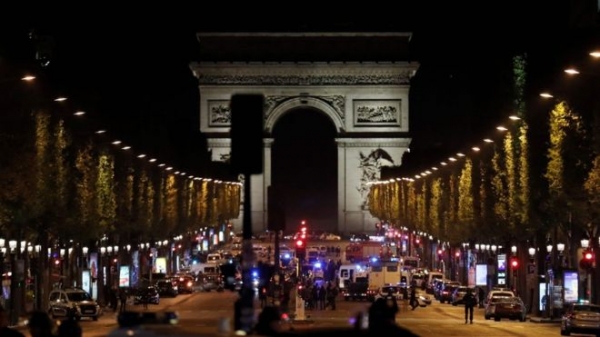 El ataque provocó pánico en algunos turistas y parisinos que estaban cerca del lugar del incidente, un área de almacenes de la capital francesa.