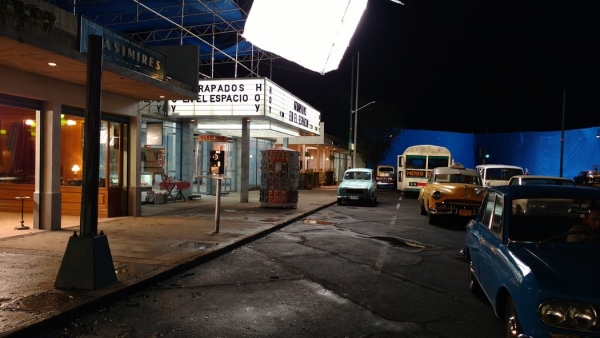 La parte de la calle que tiene el cine al que acuden los personajes en una escena &quot;Roma&quot;