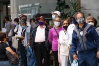 Pensionados y jubilados del IMSS, en el teatro Julio Prieto, hacen fila para cobrar.