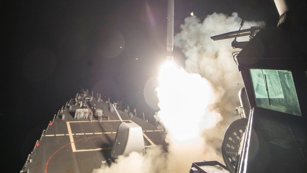 El destructor estadounidense USS Ross dispara un misil de crucero Tomahawk en el mar Mediterráneo, 7 de abril de 2017.