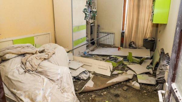 Edificio residencial dañado por el fuego de artillería en Stepanakert, Nagorno Karabaj, el 27 de septiembre de 2020.