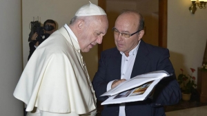 El papa Francisco con el teólogo José Manuel Vidal, que le muestra el dossier con las denuncias de abuso sexual