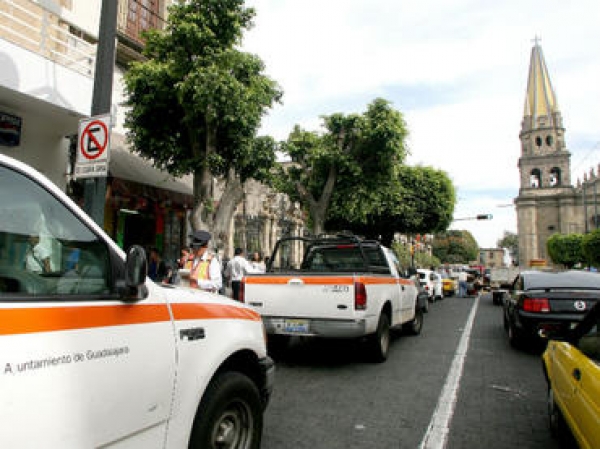 Los funcionarios a cargo de los vehículos oficiales multados deben encargarse de saldar el monto requerido.