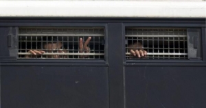 Prisioneros palestinos, a su llegada a la cárcel de Ketzion. AFP