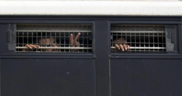Prisioneros palestinos, a su llegada a la cárcel de Ketzion. AFP