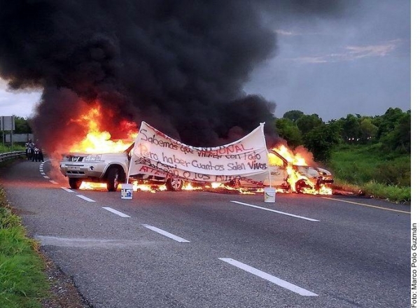 Narcos amenazan a la Guardia Nacional en Tabasco, incendian autos y dejan narcomanta