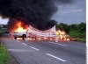 Narcos amenazan a la Guardia Nacional en Tabasco, incendian autos y dejan narcomanta