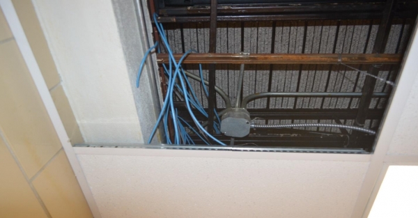 Lugar en el techo donde se hallaron los computadores.