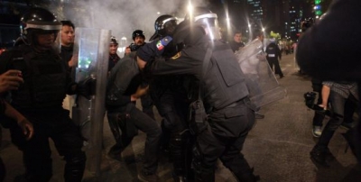 Un manifestante se enfrenta a la policía el 1 de diciembre. / José Méndez