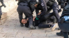 La policía israelí obligó a los fieles palestinos a salir de los patios de la mezquita.