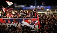 Los jugadores de las Chivas celebran con su afición en la Minerva 