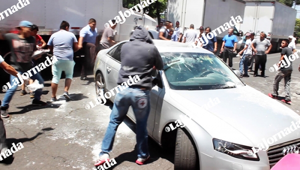 Destrozan autos de Uber cerca del aeropuerto en el DF
